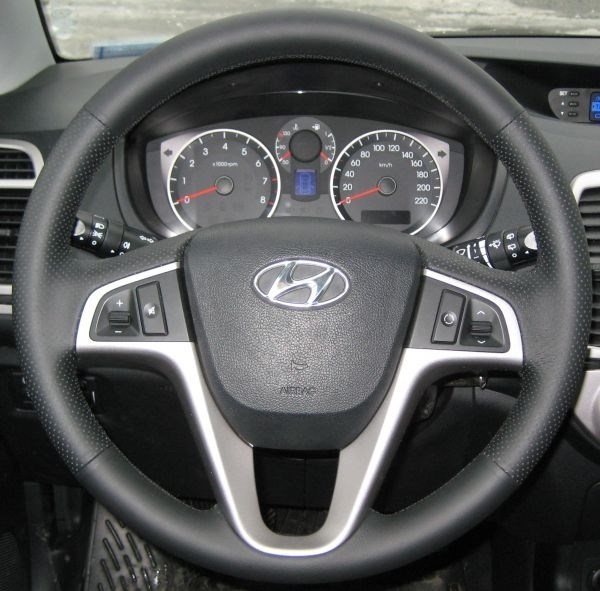 КОЖАНАЯ НАКЛАДКА НА РУЛЬ HYUNDAI I20